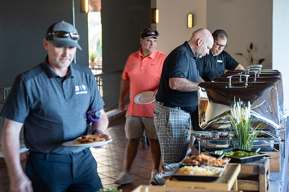 17 Golf Happy Hour-100899