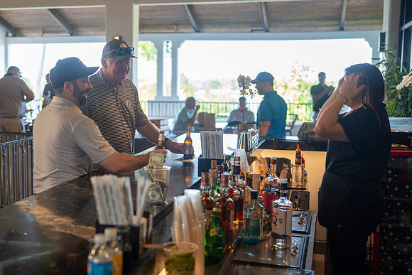 17 Golf Happy Hour-100957
